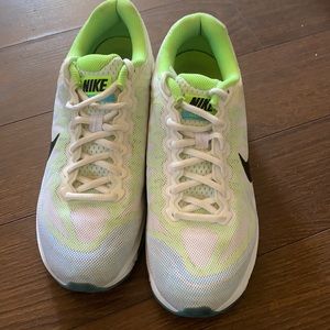 Max air nike running shoe